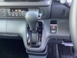 運転席周辺のスマートなレイアウトが、操作のしやすさを実現。快適なドライブをサポートします。手元で操作ができる、電子制御パーキングブレーキ。