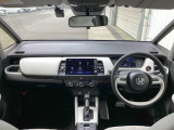 運転席は、大きな座面と包み込むような背もたれがドライバーの身体全体をしっかり支えます。上質なシート素材と座り心地のよいクッションを採用し、長時間の運転やコーナーの多い道も快適です