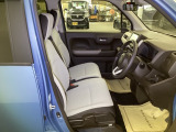 【ベンチシート】運転席と助手席の移動もスムーズ!狭い駐車場での乗り降りや、お子様の乗り降りにも便利です。座席の間にコンソールボックスやドリンクホルダーがないため、車内空間が広く感じます。