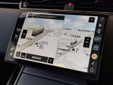新インフォテイメントシステム「Pivi Pro」に搭載される3Dサラウンドカメラシステム。車輌AIにより車輌を含む周囲の映像を立体的に表示。よりスムーズな駐車や発進が可能となります。
