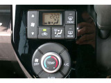 オートエアコンを装備。好きな温度で設定をすれば、自動で車内を快適な温度にできます。