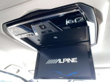 後席天井部にアルパイン製フリップダウンモニターも付いていて皆さん大喜び!