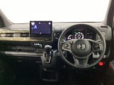 車内は光触媒抗菌消臭施工済です。スタイリッシュなデザインでスポーティなインパネ周りを演出します。グローブボックスやカップホルダーのほかにトレーなどたくさんの収納スペースが付いています。
