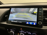 リバースギアに入れるだけで後方の表示へ切り替わります。夜間や雨の日の駐車も楽になりますよ。