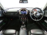 運転席及び助手席におかけになっている瞬間をイメージしてみてください。重厚感のある室内空間は外からの音を遮断し、唯一のプライベート空間を演出しております。