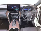 運転席周りのレイアウトをご覧ください。ナビゲーションが綺麗に装着されすっきり収まってますね!