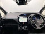 シンプルながら機能性あふれる運転席廻りです。視界性もよく、運転しやすいですよ。