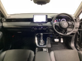 車内は光触媒抗菌消臭施工済です。インパネ周りはスタイリッシュなデザインです。グローブボックスやカップホルダーのほかにトレーなどたくさんの収納スペースが付いています。