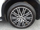 アルミホイールは純正ですが、インチアップしてのアクセサリーとなり。標準ではない為、アルミホイールは認定中古車の保証対象外となります。