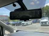 【スマートルームミラー】バックドアについてますカメラと連動して、後方の映像がルームミラーに映ります。