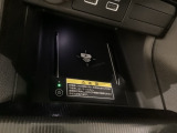センターコンソールにはワイヤレス充電器を装備してます。Qi(チー)規格対応のスマートフォンなどを置くだけでワイヤレスで充電可能です。またスマートフォンの充電可能なUSB端子なども別途装備しています。