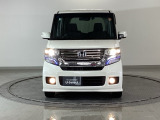 ディスチャージヘッドライト【HID】を装備していますのでとても明るく、夜間の走行や雨の日も安全・安心です。