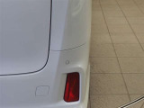 コーナーセンサーを車の前後に装備。障害物までの距離に応じて警告音を変えてお知らせ。縦列駐車時や駐車場・車庫などでの取り回しをサポートします。詳細は販売店スタッフまでおたずねください。
