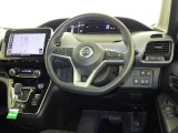 運転席まわりです。 各操作スイッチは使いやすい位置に配置されてます。