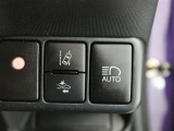 オートマチックハイビームとは、先行車や対向車のライトを認識し、ハイビームとロービームを自動で切り替える機能です。夜道の視界を確保します。詳細は販売店スタッフまでおたずねください。