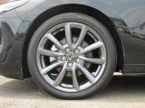 18インチ純正アルミホイールを装備。タイヤサイズは215/45R18となります。