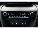 ★エアコンはオートタイプが装着済みです!オートモードにしておけば、車内温度を設定するだけで風の料や吹き出し口の切り替えを機械が行ってくれます!一年中快適な環境を作れますよ♪