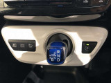 操作しやすいATシフトです。シフトチェンジを気にしなくてよいので運転だけに集中できますね。自然と手に届くところにある、手になじむ形状のシフトノブがいいですね。
