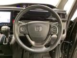 ハンドルにHondaセンシング系のクルーズコントロールやレーンキープアシストなどのスイッチと、オーディオの操作スイッチが装備されています。ハンドルから手を離さず安全に操作できます。