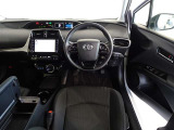 革巻き(合皮製)ステアリングで快適な操作性の運転席です。