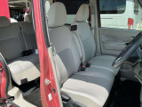 運転席と助手席はベンチシートですので、横移動もラクに出来ます。