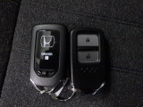スマートキー付。キーを取り出さなくてもドアロックの施錠・開錠、エンジンの始動が出来ます。雨の日や荷物の多い日にとても便利ですね。
