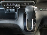 操作性の高いインパネシフトはストレート式を採用しています。操作しやすく、省スペース設計で室内の移動もスムーズです。視界移動が少なく、運転時の負担を軽減しながら、安全性と利便性を両立しています。