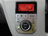 ★エアコンはオートタイプが装着済みです!オートモードにしておけば、車内温度を設定するだけで風の料や吹き出し口の切り替えを機械が行ってくれます!一年中快適な環境を作れますよ♪
