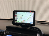 <社外ポータブルナビ>◆初めての場所もナビゲーションがご案内!楽しい旅行をサポートします。タッチパネル式で画面操作が非常に楽です!