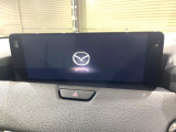 【12.3インチマツダコネクト】車内の雰囲気にマッチした大型ディスプレイ。スマホ接続でのナビ使用やBluetooth再生等、様々な機能が楽しめます。直感的なダイヤル操作が可能で、使い勝手も良好です。