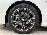【BMWアロイホイル】軽量かつ強度に拘ったアロイホイル。走行性能ポテンシャルを引き出す設計。車の足元を引き締めてくれる大きなポイントはアロイホイルです。