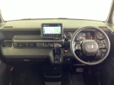 車内は光触媒抗菌消臭施工済です。スタイリッシュなデザインで暖かみのあるインパネ周りを演出します。グローブボックスやカップホルダーのほかにトレーなどたくさんの収納スペースが装備されています。