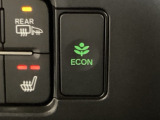 ECON モードをON にするとアクセルペダルの動きに対するエンジンの反応とエアコンの制御を切り換えることで、燃費のいい運転をするドライバーがペダルを踏んだ時と同じようにエンジンを制御します。