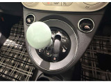AT限定免許でも運転できる「デュアロジック/MTA」。慣れてしまえば普通のAT車と同じように運転できます。パドルスイッチ(※装備車)でクイックなマニュアル操作も可能です。
