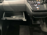 車検証入れになどにも使える便利な収納BOXあります。
