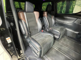 後部座席も気になるようなキズ・汚れやへたり等、大きなダメージはなく、良好な状態です。