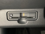 ハンドルの左下にETCがついています。高速道路の料金所の通過も楽々です。 カードの取り出しもしやすい場所についています。