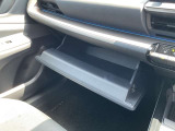 グローブボックス。車検証ブックや小物などが収納できるスペースがあります。
