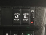 【両側パワースライドドア】両側がパワースライドドアになっており、運転席のスイッチやスマートキーでも開閉が可能です!開口部も広いので乗り降りも楽々♪