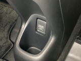 アームレストの後ろ側にはカップホルダーと、その中にあるアクセサリーソケットはUSBのアダプターをつければ移動中に充電もできるので便利です。