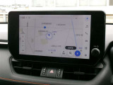 DCM(専用通信機)を装備したコネクティッドナビです。なお無償でのご利用期間は限定(令和10年7月まで)されています。詳しくは営業スタッフにお問い合わせください。