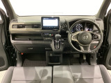 車内は光触媒抗菌消臭施工済です。スタイリッシュなデザインでスポーティなインパネ周りを演出します。グローブボックスやカップホルダーのほかにトレーなどたくさんの収納スペースが付いています。
