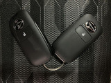 スマートキーを装備しています☆カギをカバンやポケットに入れて頂いた状態でドアロックの開閉やエンジンスタートをして頂けますよ!とても便利な装備です!