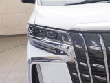 LEDヘッドライトです。デザイン性がよくとても明るいので、夜間の走行や悪天候でも安心です。しかも長寿命!