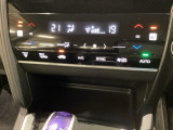 プラズマクラスター付き・オートエアコンがついてます。左右独立で温度設定のできるデュアルオートエアコンです。パネル内のシートヒータースイッチは前席の左右別々に2段階で温度設定ができます。