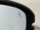 ブラインドスポットモニターを装備。自車の車速が 20km/h以上で前進しているとき、隣接する車線後方に他の車両が走行していることを知らせ、運転者の車線変更などの操作の際の負担を軽減するシステムです。