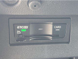 ETCユニットはグローブボックスの中に装着されています。こちらの車両はDSRC(ETC 2.0)に対応していますので、渋滞情報などリアルタイムでナビに反映されます。