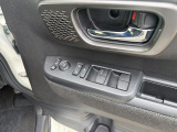 パワーウィンドウのスイッチですよ。運転席に居ながら窓を開け閉めのコントロールできますよ。