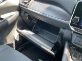 グローブボックス。車検証ブックや小物などが収納できるスペースがあります。