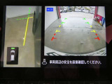 ギアを『R』に入れた後、カメラボタンを押すと、運転席から見えない左側面をナビ画面にうつしてくれるので、幅寄せや縦列駐車がし易くなります。